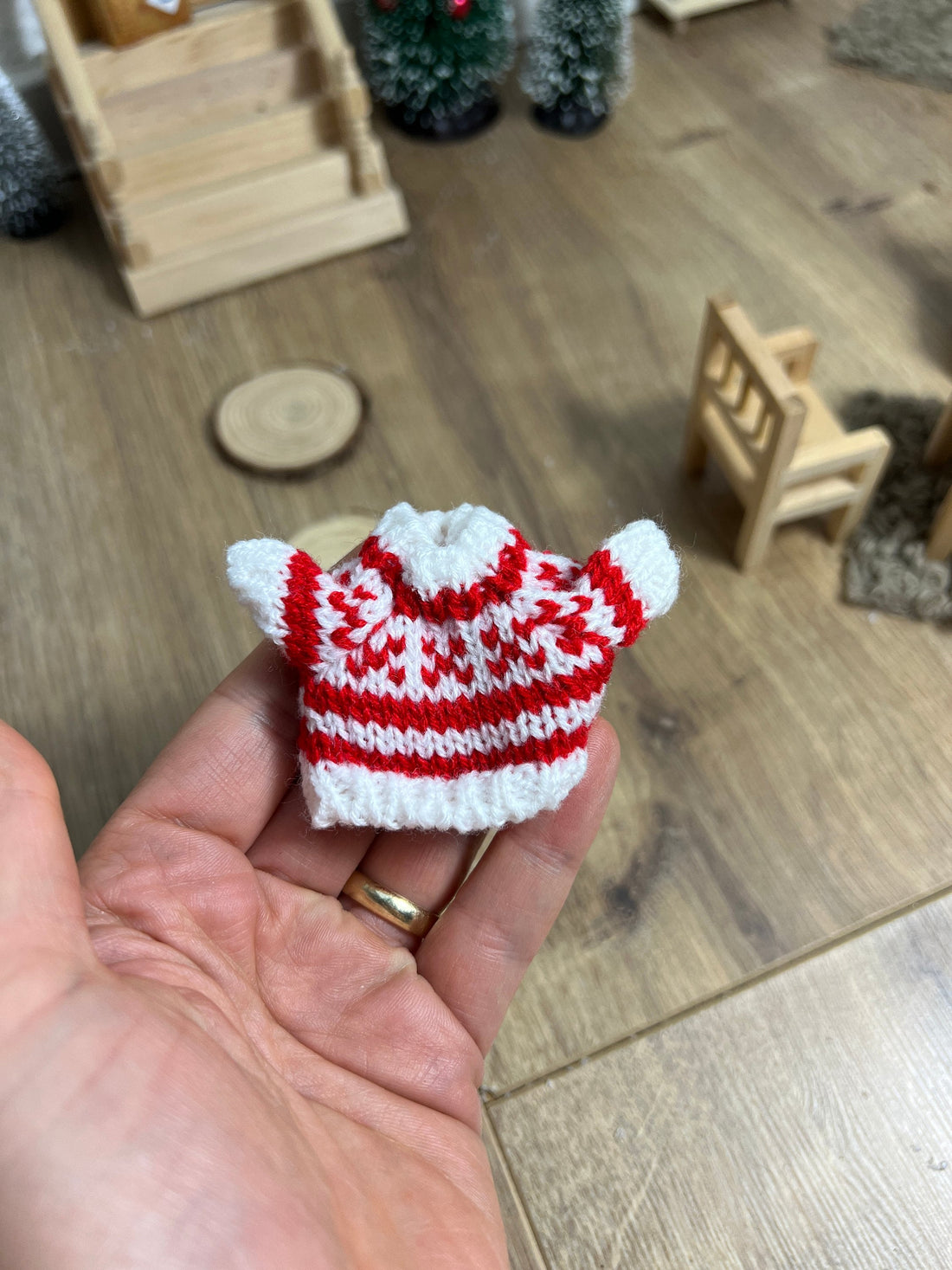 Wichtel Pullover Rot aus Wolle Miniatur Norweger Pulli Kleidung Kleidungsstück Minipullover Größe ca. 3 x 5 cm
