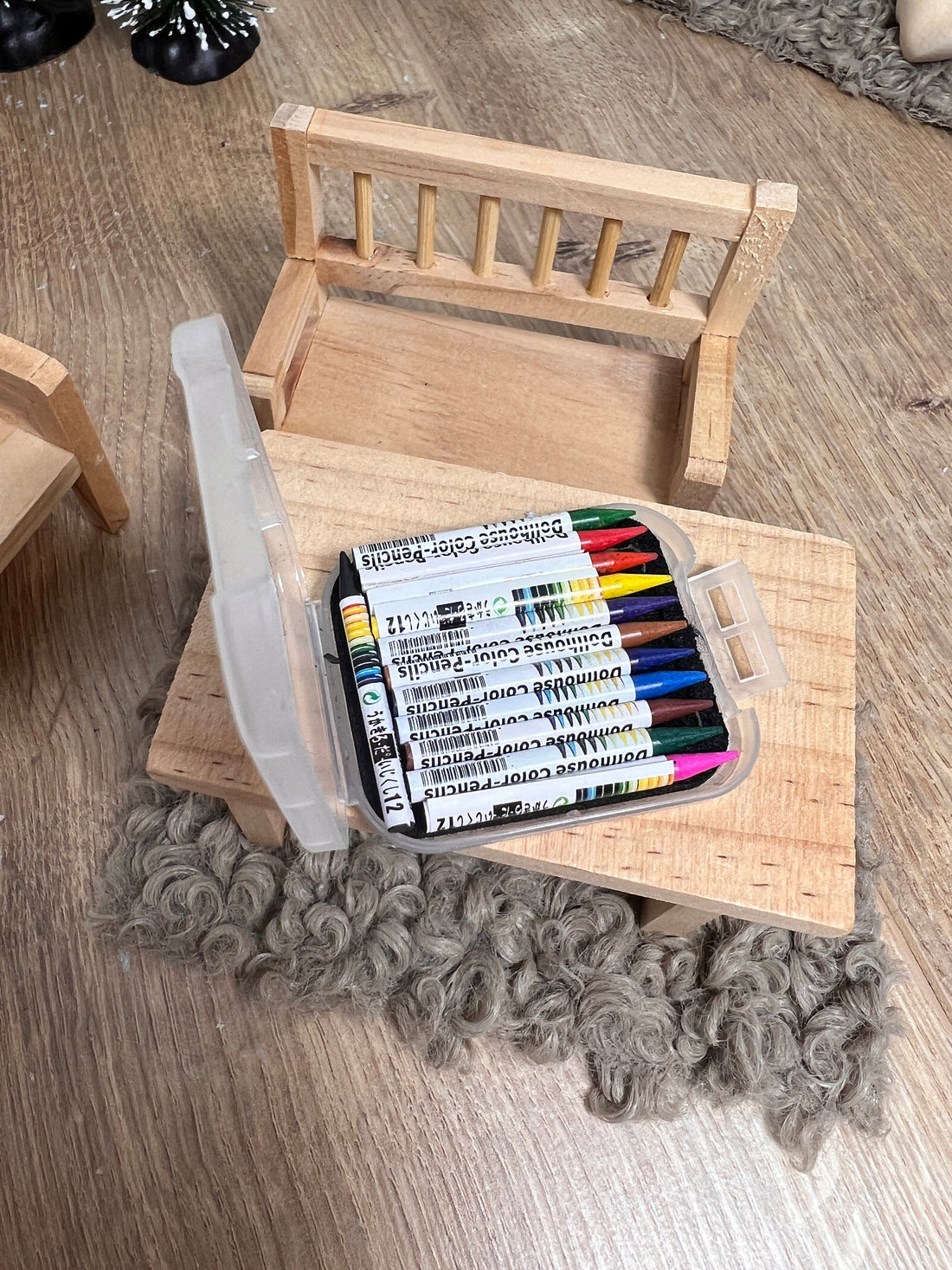 Wichtel Buntstifte 12 Stück in Dose Miniatur Malstifte Wachsmalstifte Wichtelgröße 4,8x3,9x0,9cm Set mit 12 Stiften in Stiftedose