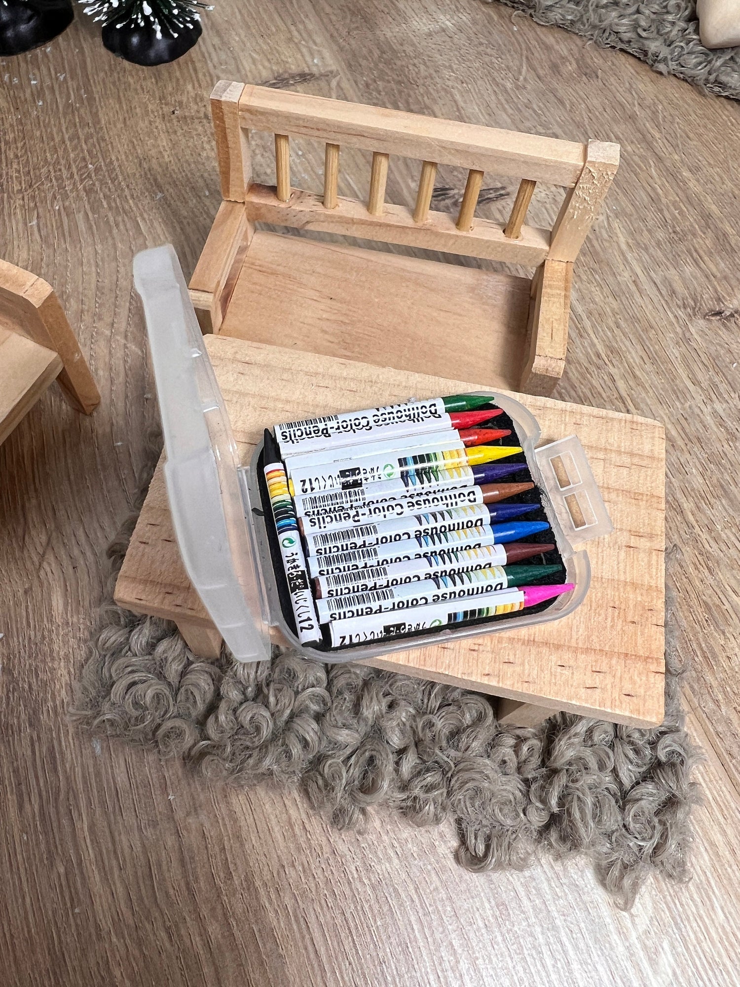 Wichtel Buntstifte 12 Stück in Dose Miniatur Malstifte Wachsmalstifte Wichtelgröße 4,8x3,9x0,9cm Set mit 12 Stiften in Stiftedose