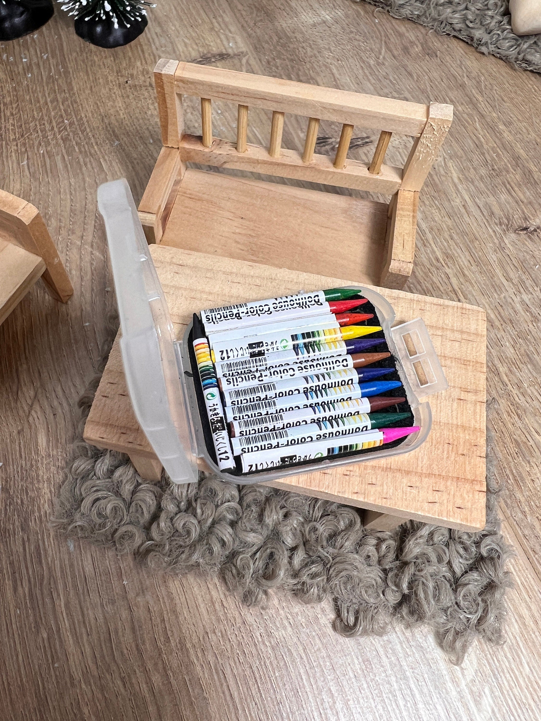 Wichtel Buntstifte 12 Stück in Dose Miniatur Malstifte Wachsmalstifte Wichtelgröße 4,8x3,9x0,9cm Set mit 12 Stiften in Stiftedose