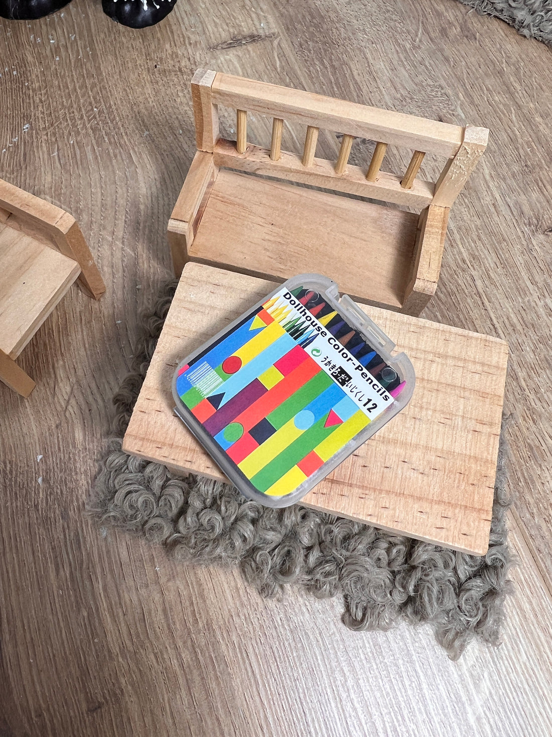 Wichtel Buntstifte 12 Stück in Dose Miniatur Malstifte Wachsmalstifte Wichtelgröße 4,8x3,9x0,9cm Set mit 12 Stiften in Stiftedose