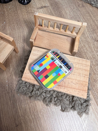 Wichtel Buntstifte 12 Stück in Dose Miniatur Malstifte Wachsmalstifte Wichtelgröße 4,8x3,9x0,9cm Set mit 12 Stiften in Stiftedose