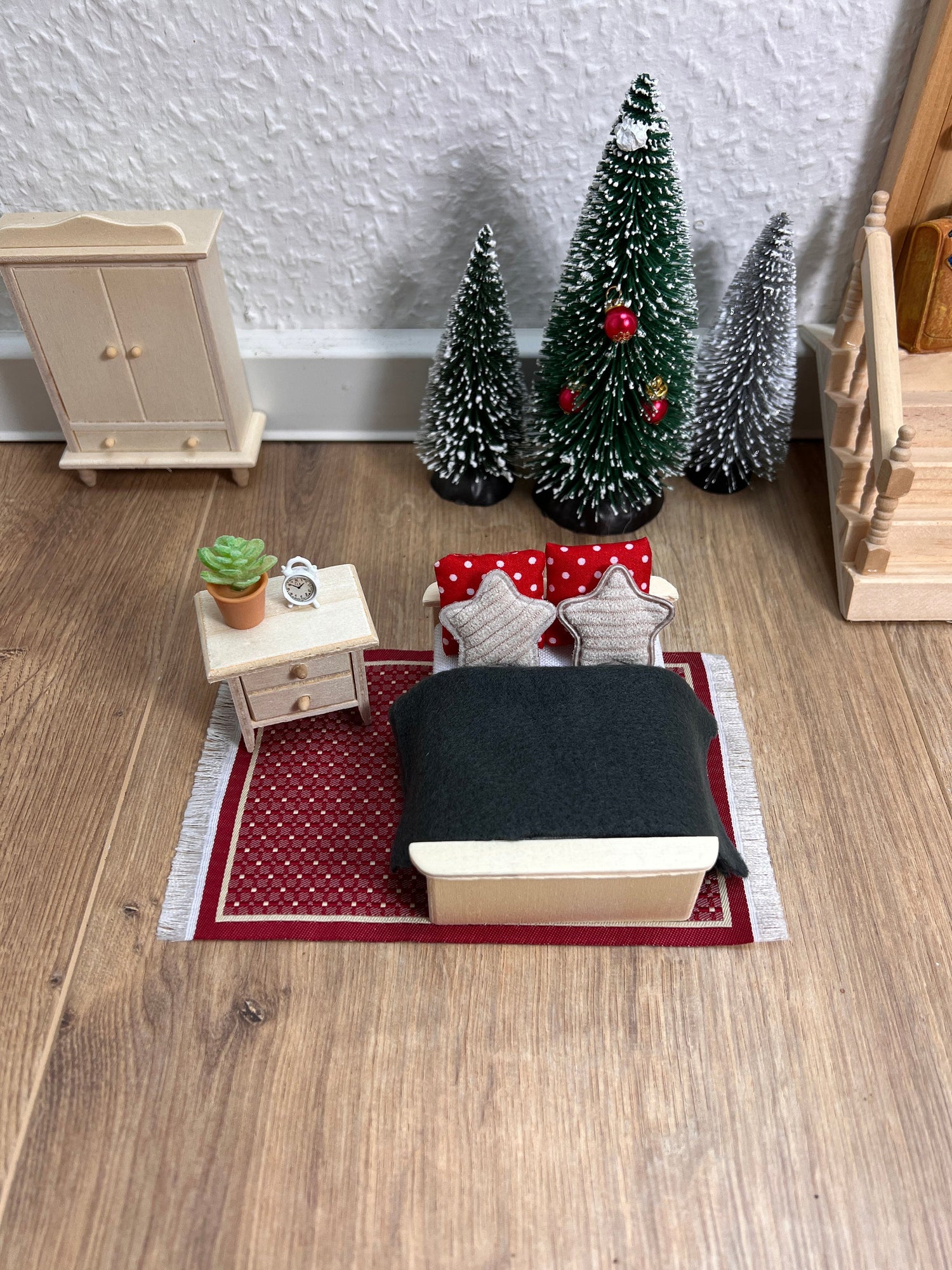 Wichtel KOMPLETTSET Schlafzimmer Bett Nachttisch Wecker Bettwäsche Kissen