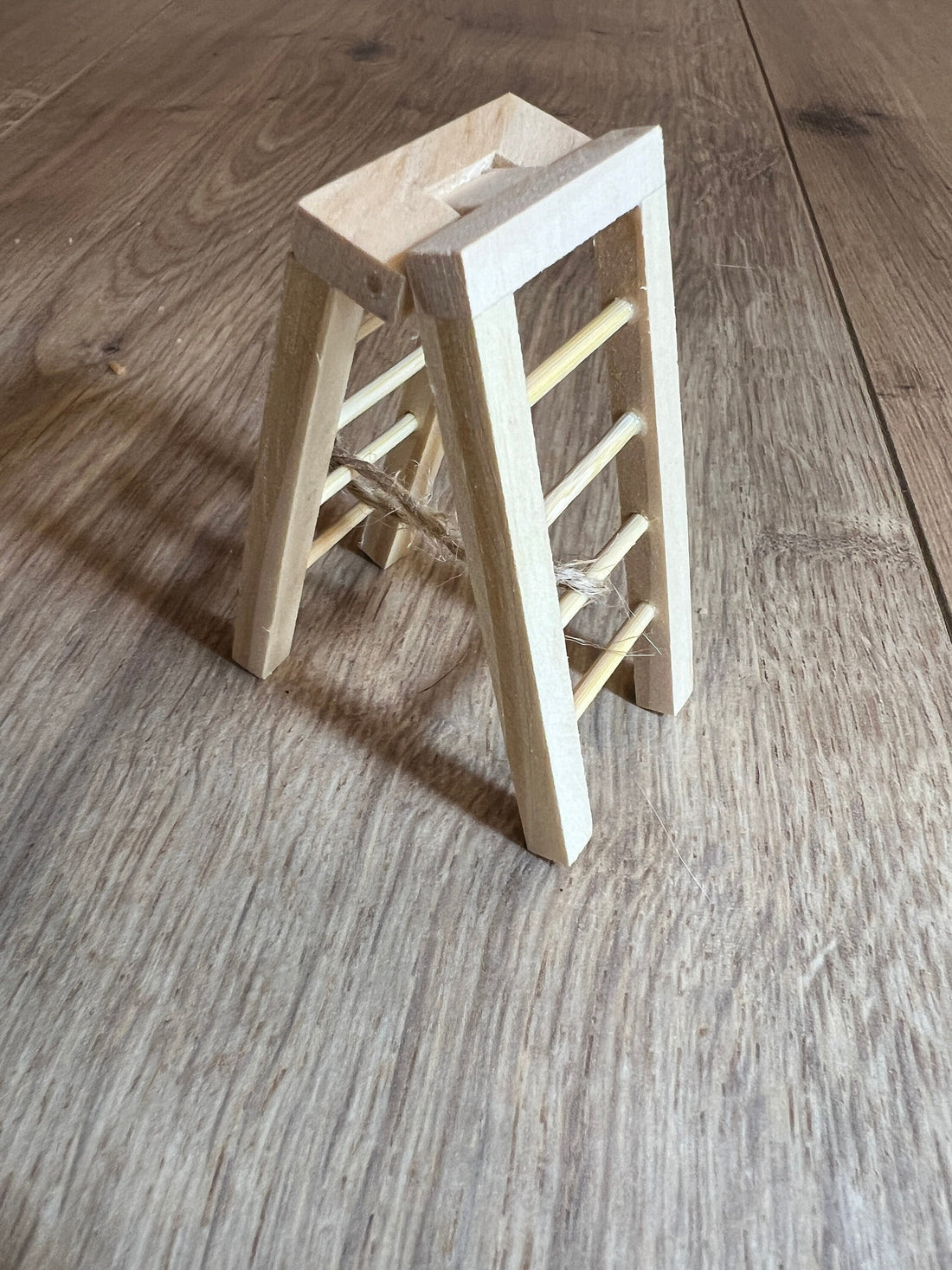 Wichtel Mini Stehleiter aus Holz Größe 2,4 cm x 3,5 cm x 7 cm Werkzeug Handwerk