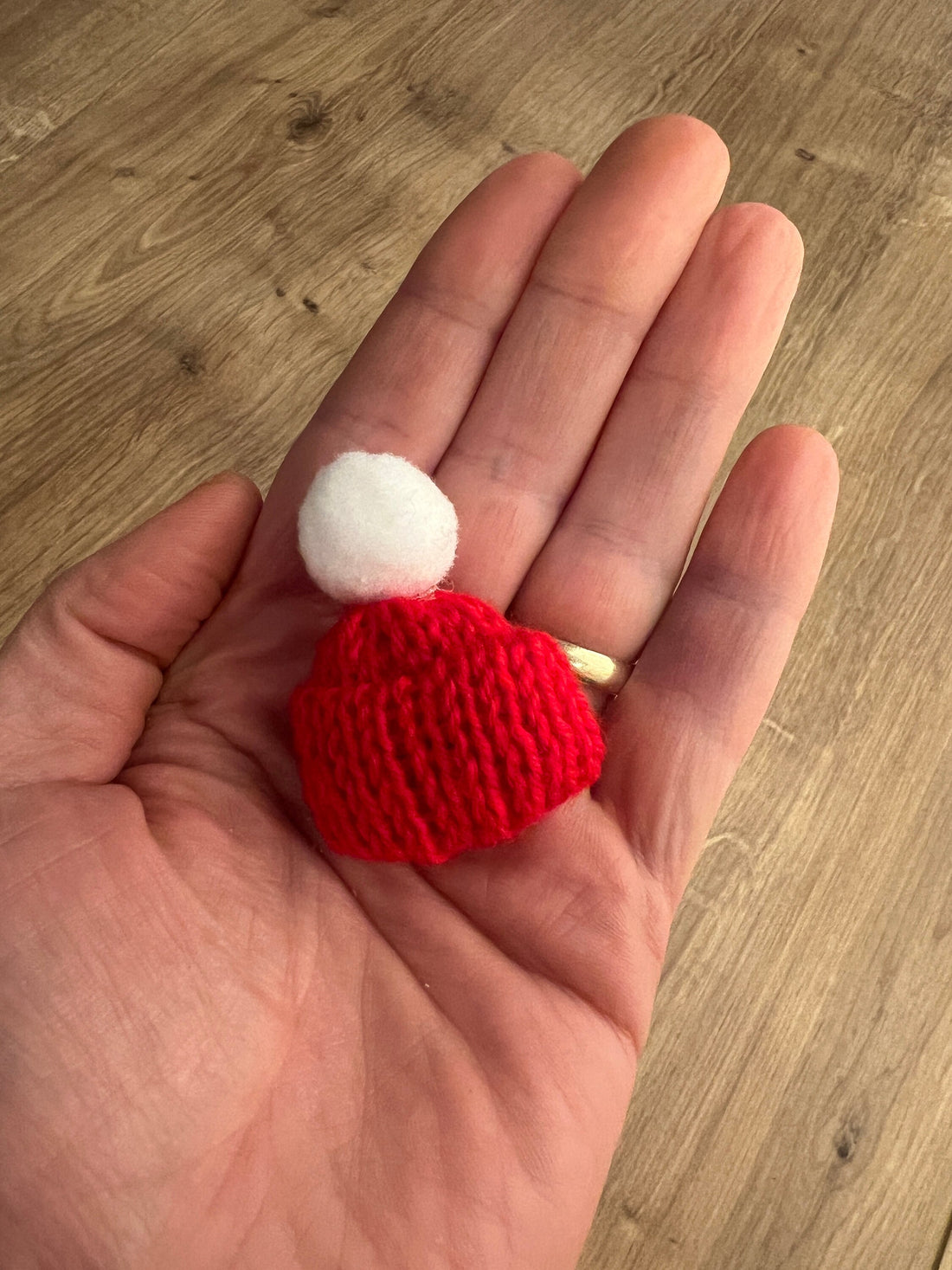 Wichtel Strickmütze in Rot Bommelmütze Miniatur Kleidung Größe ca. 4,5 cm Zubehör