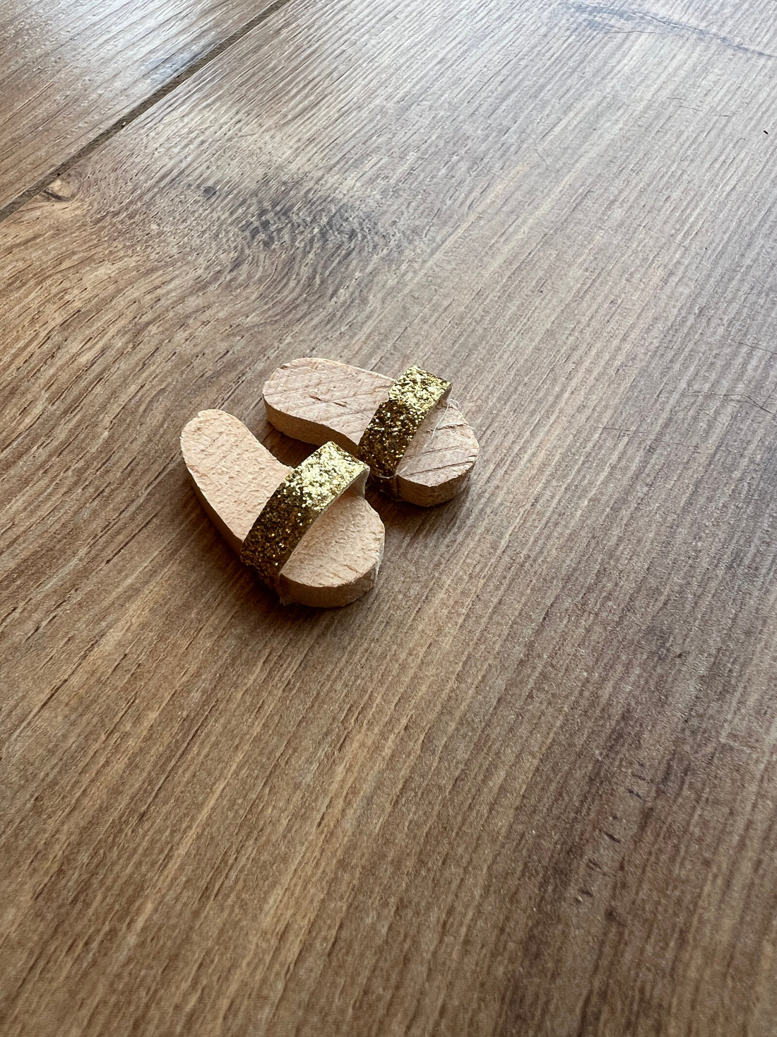 Wichtel Schuhe mit Riemchen aus Holz Miniatur Damenschuh Flip Flop Glitzerschuhe Schlappen Größe: 2,5 cm x 1,1 cm x 1cm Riemchensandalen