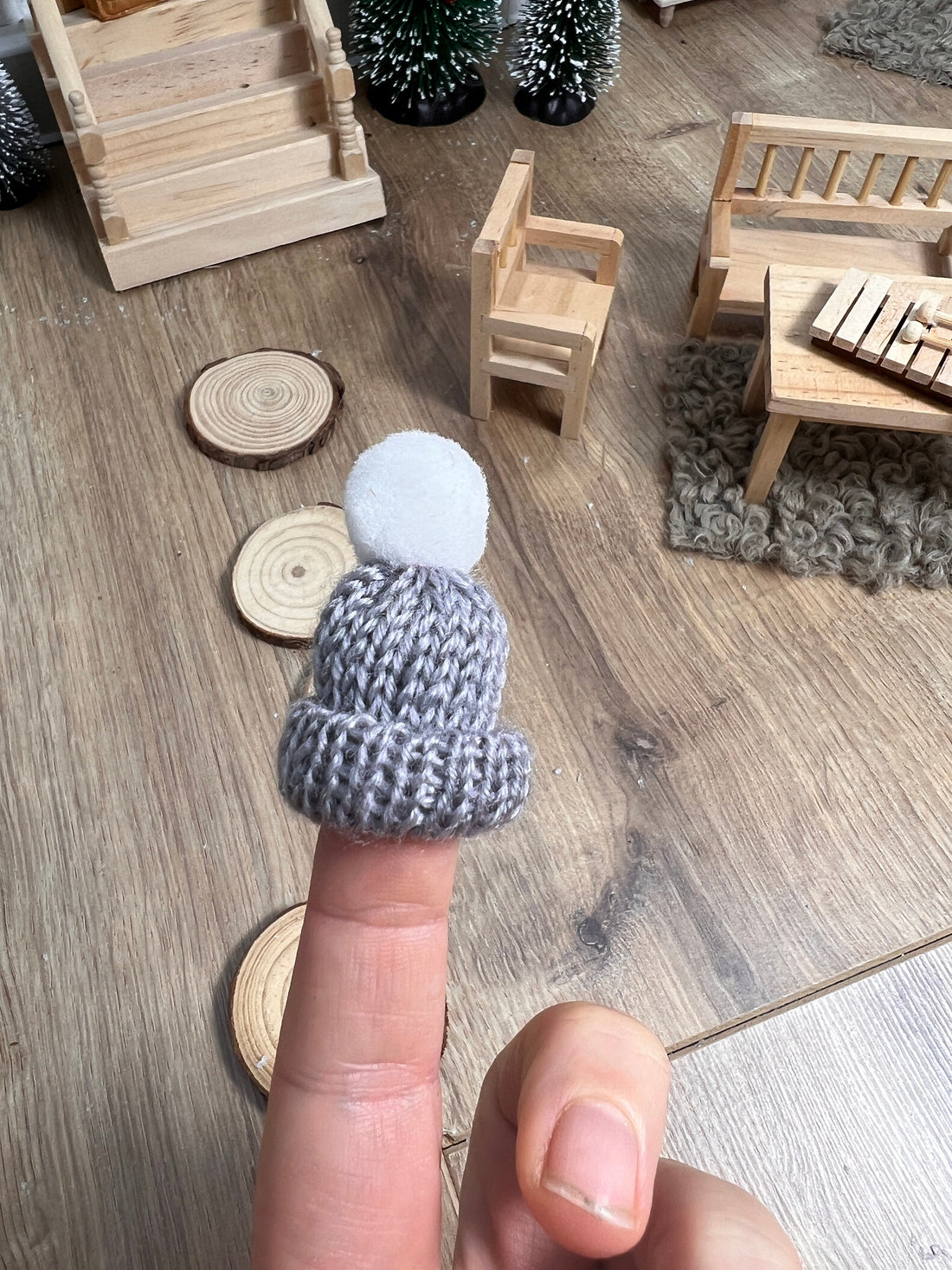 Wichtel Strickmütze in Grauton Bommelmütze Miniatur Kleidung Größe ca. 4,5cm Kleidungsstück Wintermütze