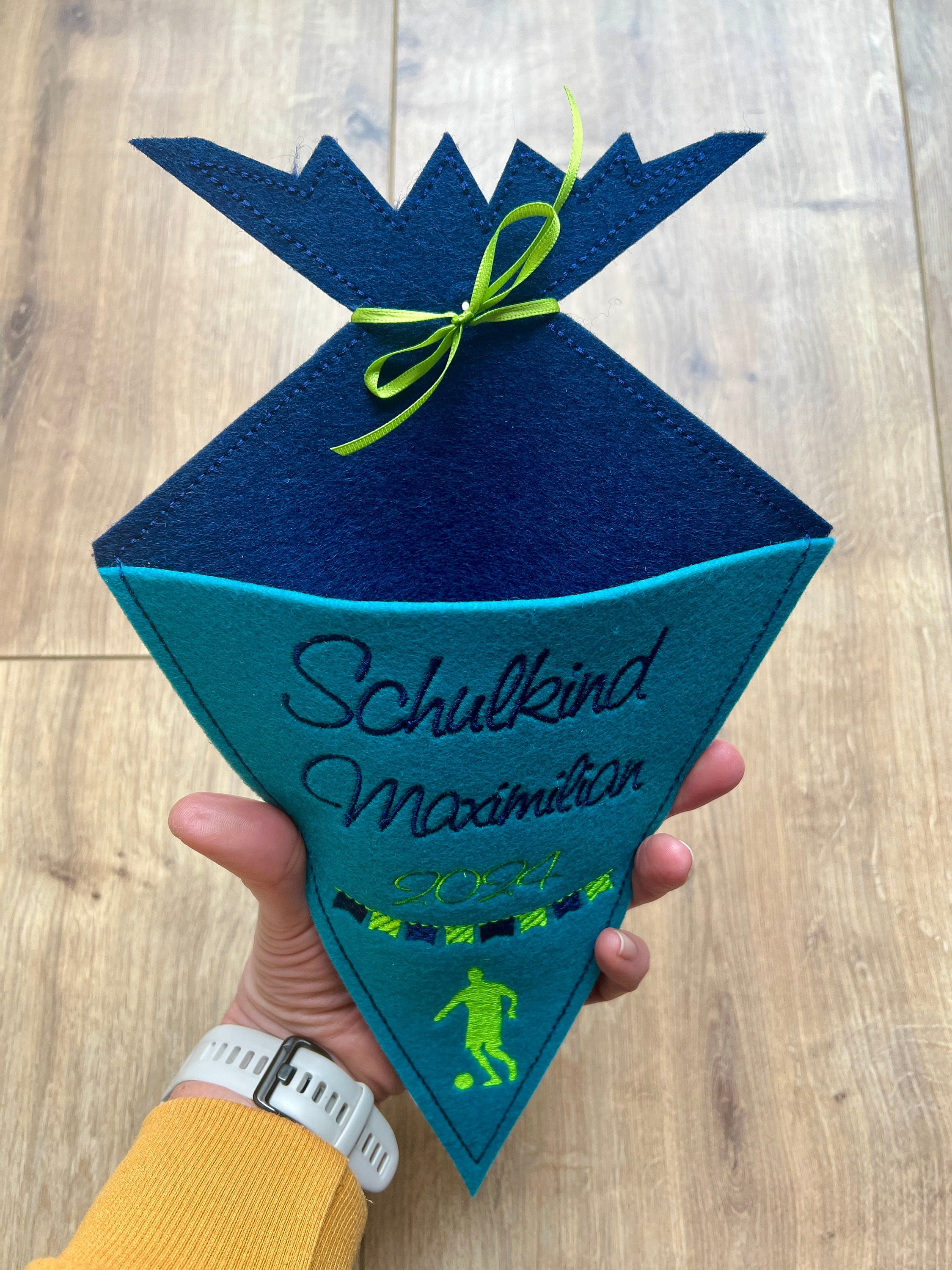 Personalisierte Schultüte (Größe: 30 x 18 cm) aus Filz hochwertig bestickt | Schulkind | Geschenk | Schulstart | Zuckertüte | Geldgeschenk