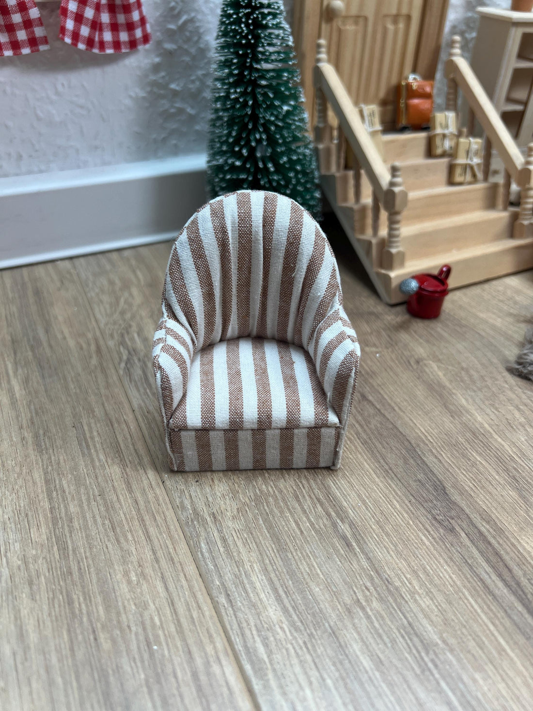 Wichtel Sessel mit Stoffbezug Miniatur Wohnzimmer Möbel Größe 8 x 6 cm Sitzmöglichkeit Stoffsessel