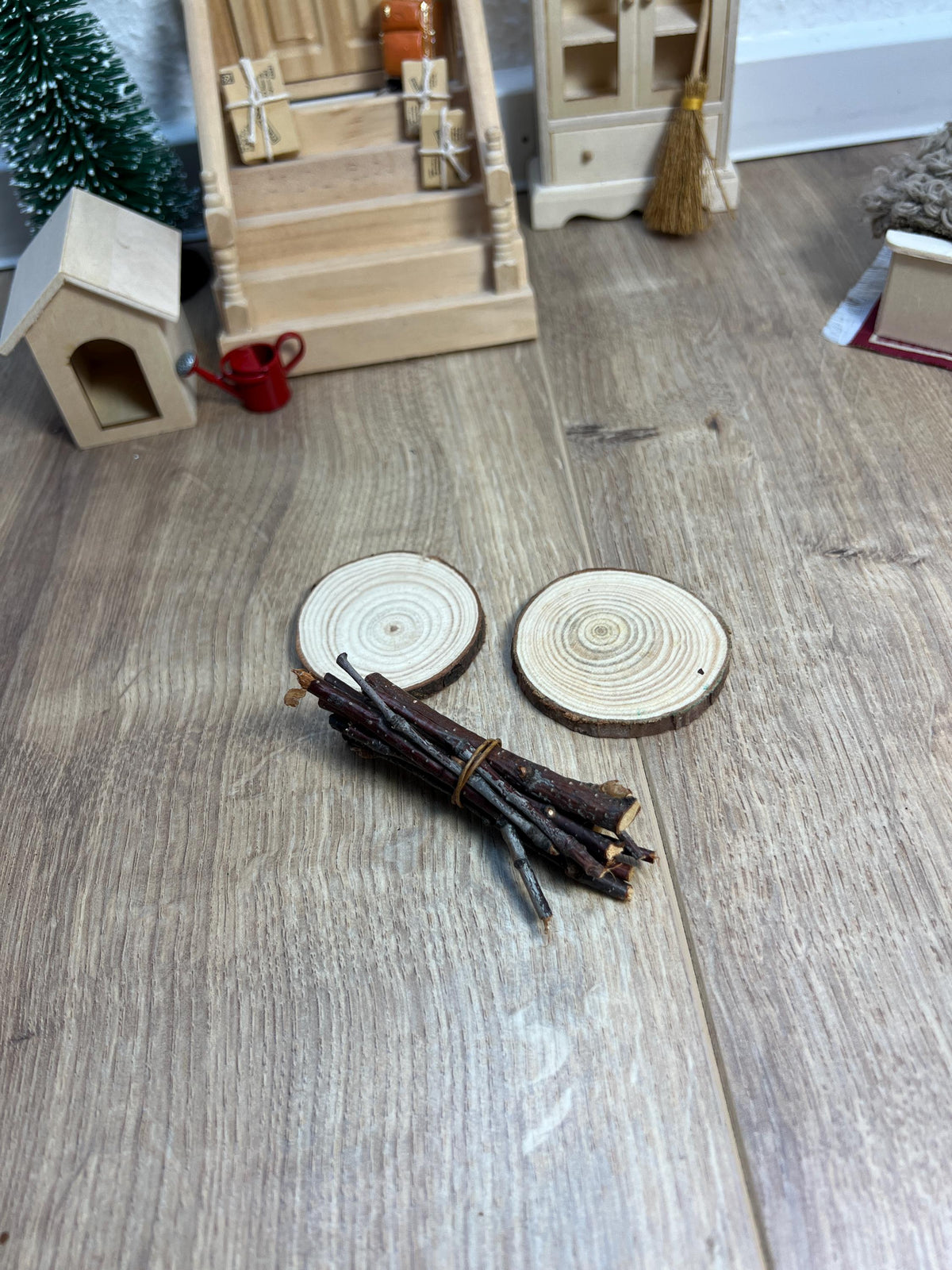 Wichtel Zubehör Reisig und Nadelholzscheibe - Deko - Miniatur