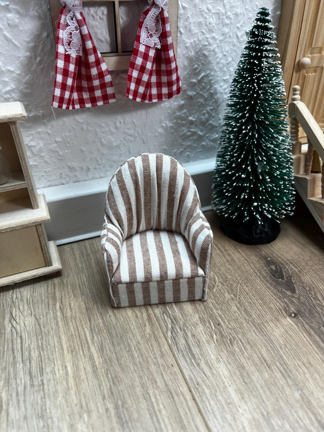 Wichtel Sessel mit Stoffbezug Miniatur Wohnzimmer Möbel Größe 8 x 6 cm Sitzmöglichkeit Stoffsessel