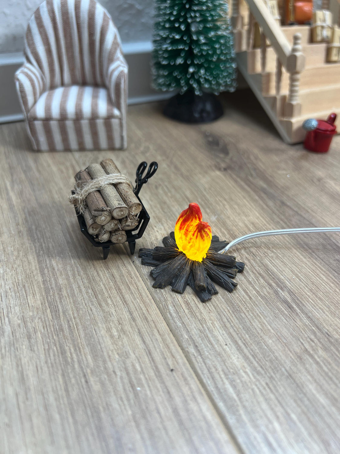 Wichtel Feuerstelle mit Leuchtfunktion mit Holzständer und Feuerholz Miniatur