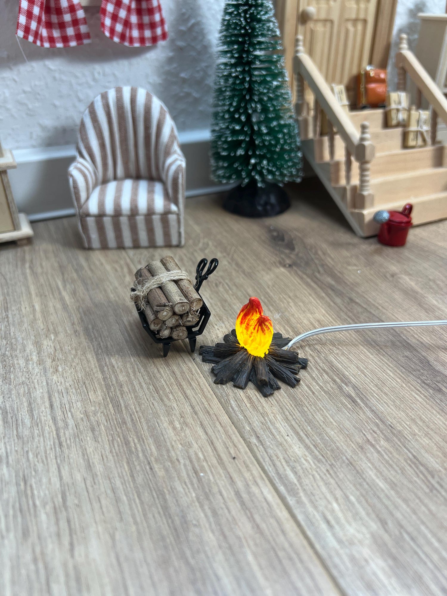 Wichtel Feuerstelle mit Leuchtfunktion mit Holzständer und Feuerholz Miniatur
