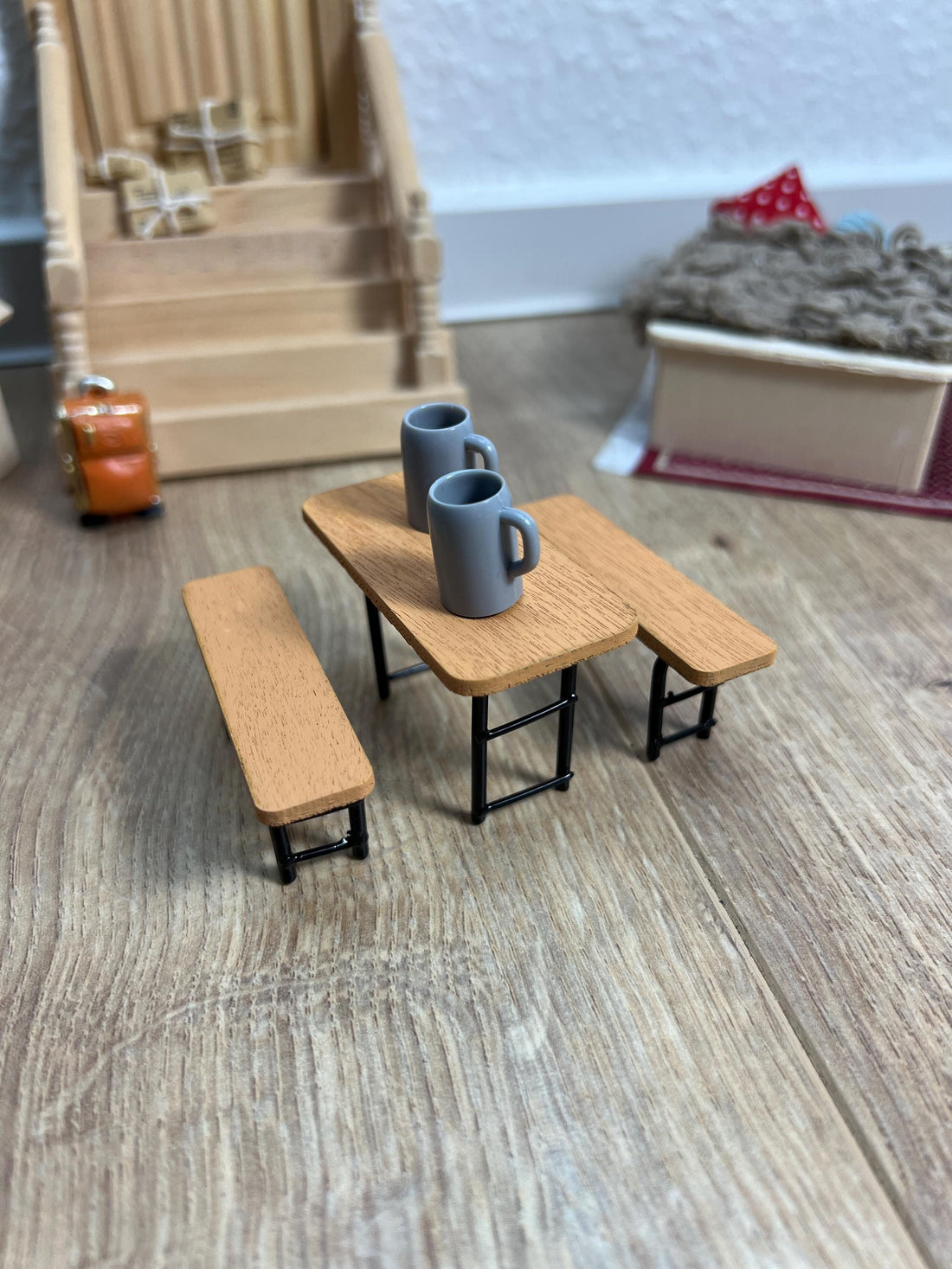 Wichtel Biertisch - Garnitur Set 6 x 3,5 x 3 cm Bierbänke Miniatur wahlweise mit Bierkrügen