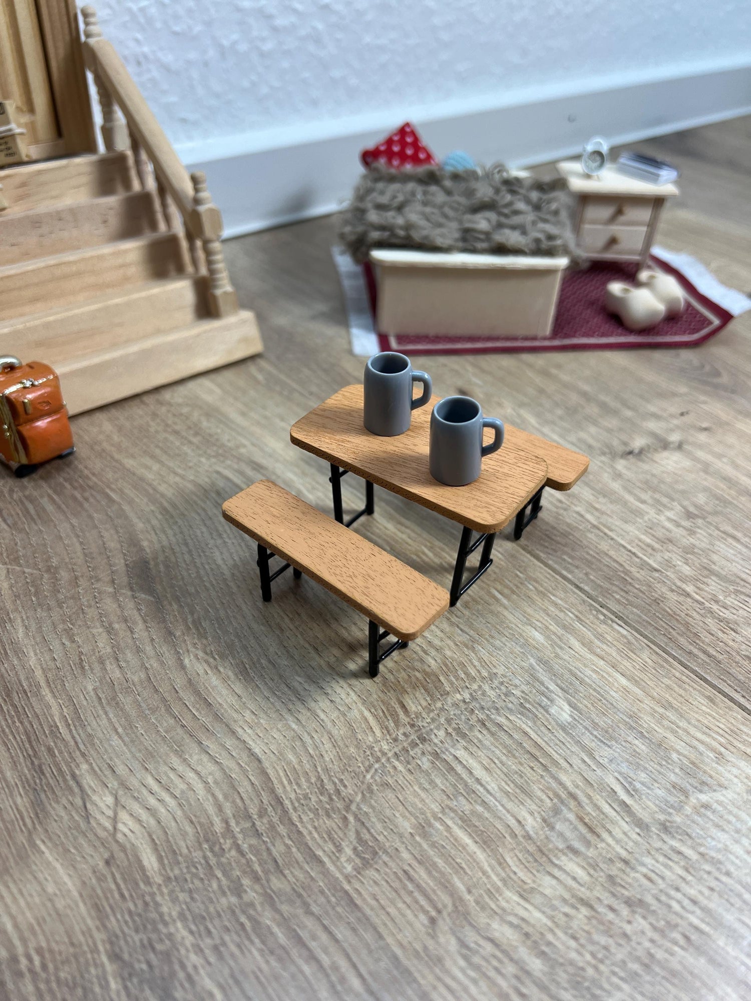 Wichtel Biertisch - Garnitur Set 6 x 3,5 x 3 cm Bierbänke Miniatur wahlweise mit Bierkrügen