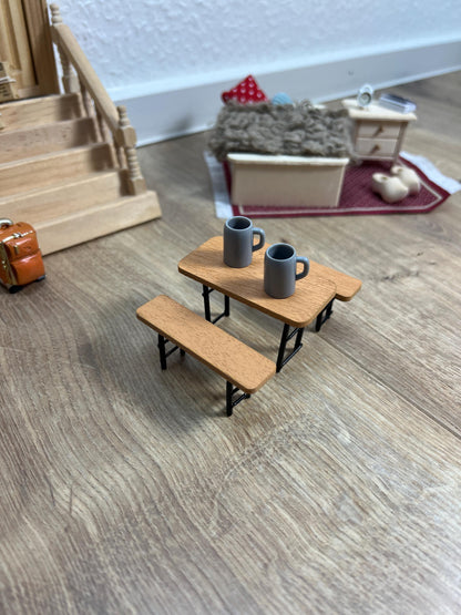Wichtel Biertisch - Garnitur Set 6 x 3,5 x 3 cm Bierbänke Miniatur wahlweise mit Bierkrügen