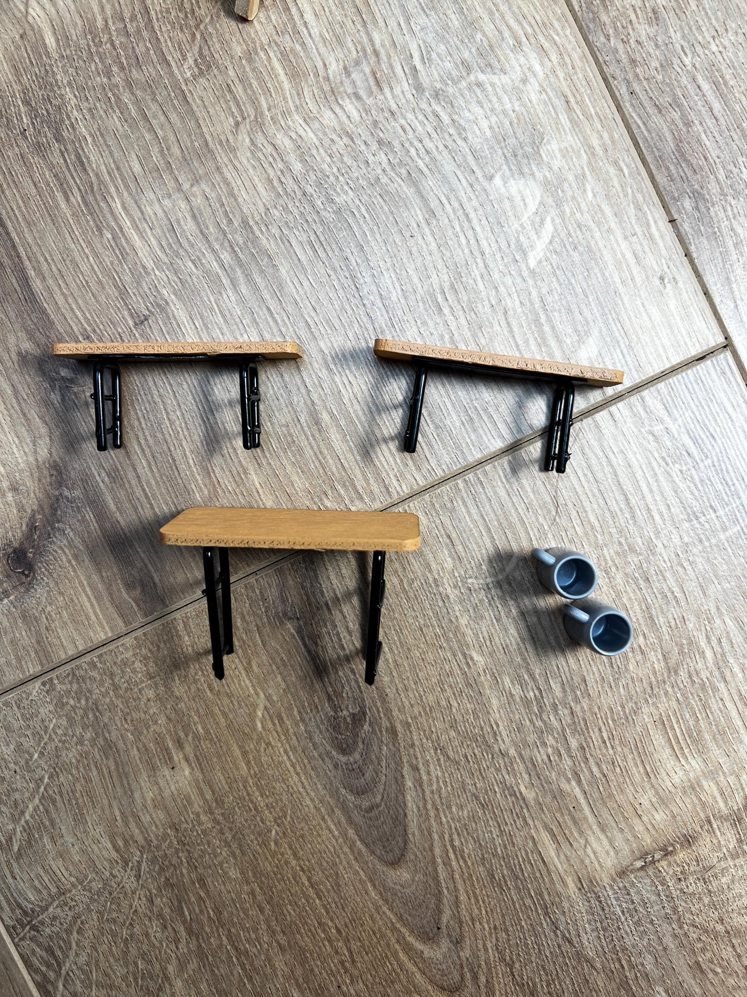 Wichtel Biertisch - Garnitur Set 6 x 3,5 x 3 cm Bierbänke Miniatur wahlweise mit Bierkrügen