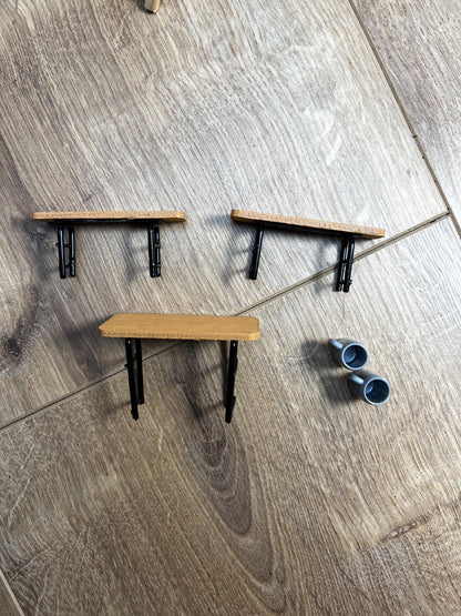 Wichtel Biertisch - Garnitur Set 6 x 3,5 x 3 cm Bierbänke Miniatur wahlweise mit Bierkrügen