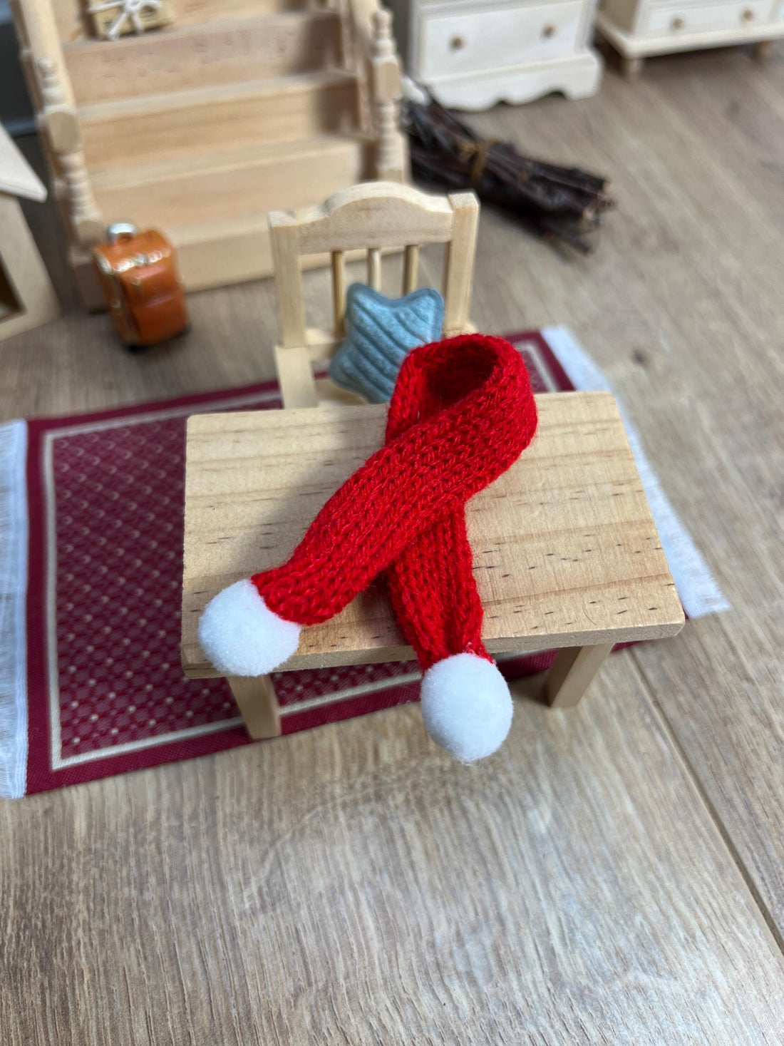 Wichtel Schal in Rot aus Wolle Miniatur Kleidungsstück Miniatur ca. 15 cm mit 2 Bommel Strickschal Miniatur Hals
