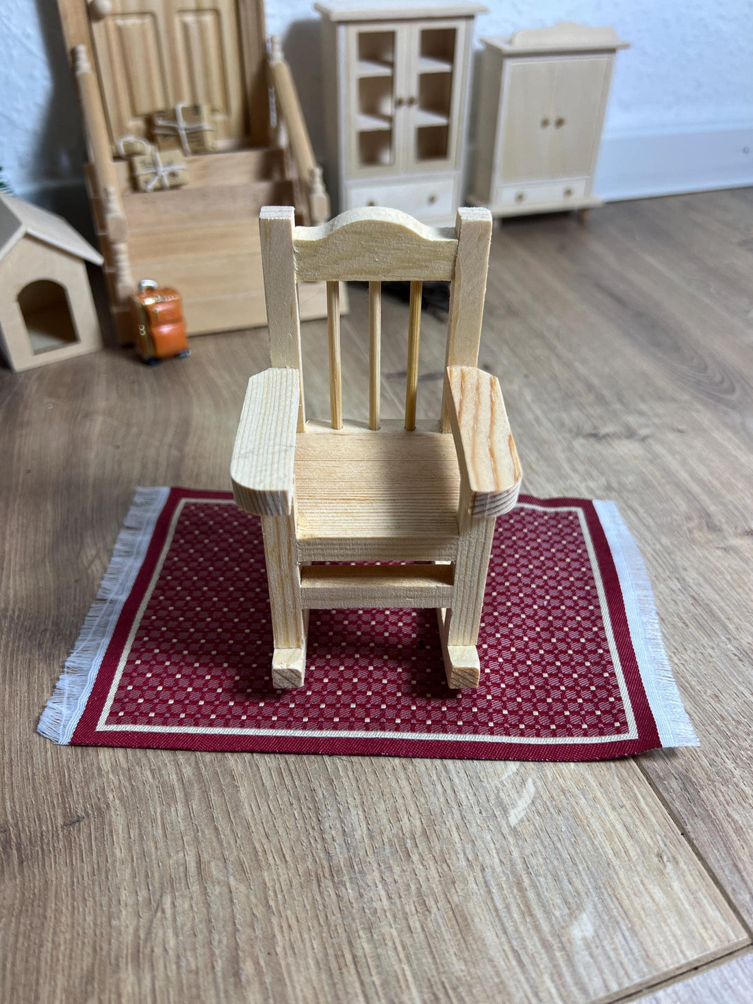 Wichtel Schaukelstuhl Größe 5,5x5,5x10 aus Holz Miniatur.