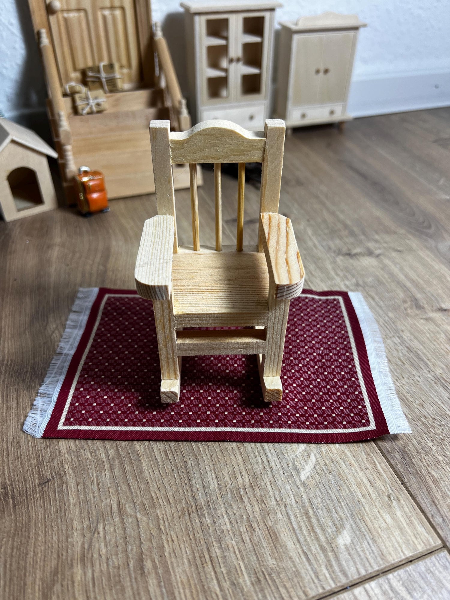 Wichtel Schaukelstuhl Größe 5,5x5,5x10 aus Holz Miniatur.
