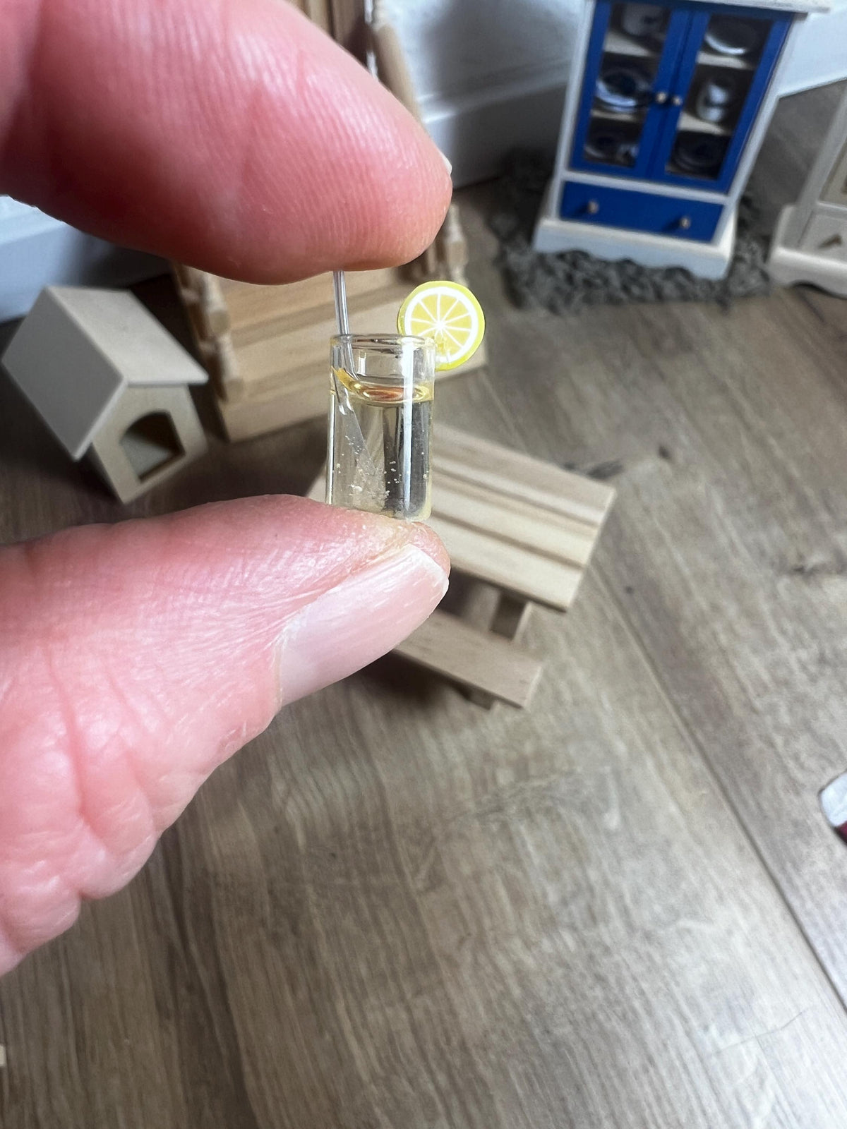 Wichtel Cocktail Glas mit Zitrone Miniatur