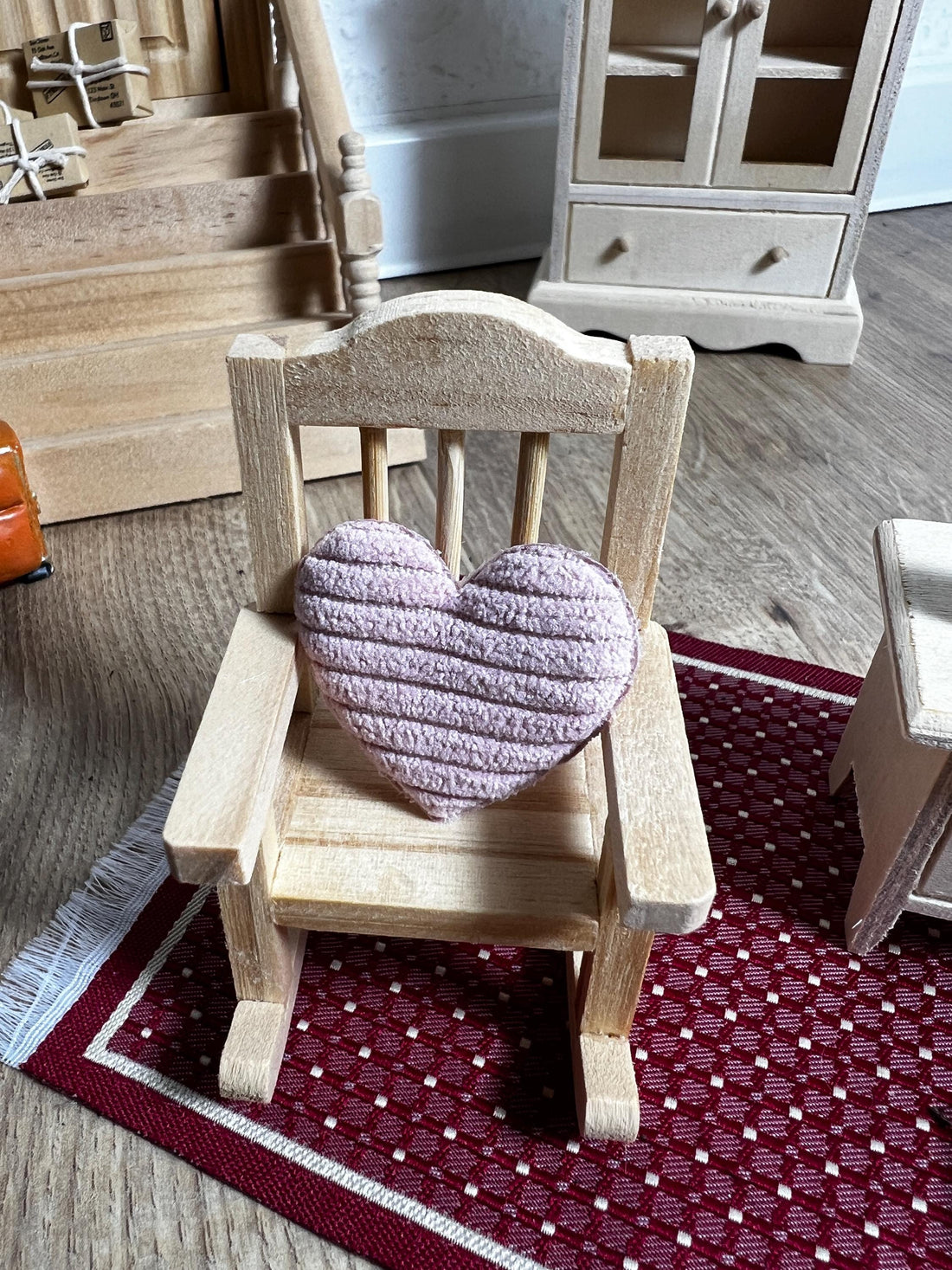 Wichtel Zubehör Kissen in Herzform in Rosa Miniatur Größe: 3,5 cm Kopfkissen Wohnzimmer Dekoration Zubehör