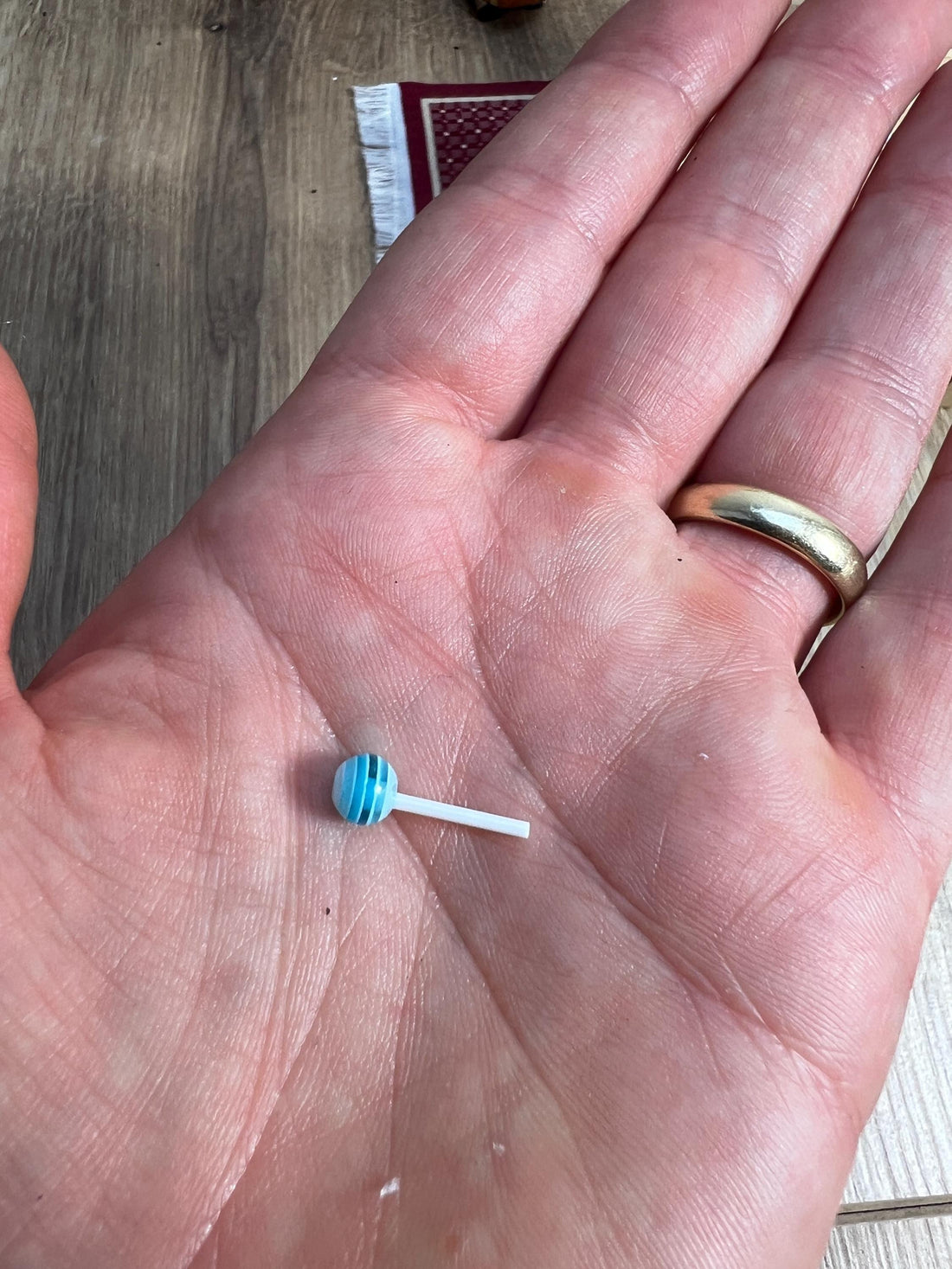 Wichtel Lutscher 2 Stück verschiedene Farben Lolli Zubehör Wichtel Süßigkeiten ca. 1,5 cm