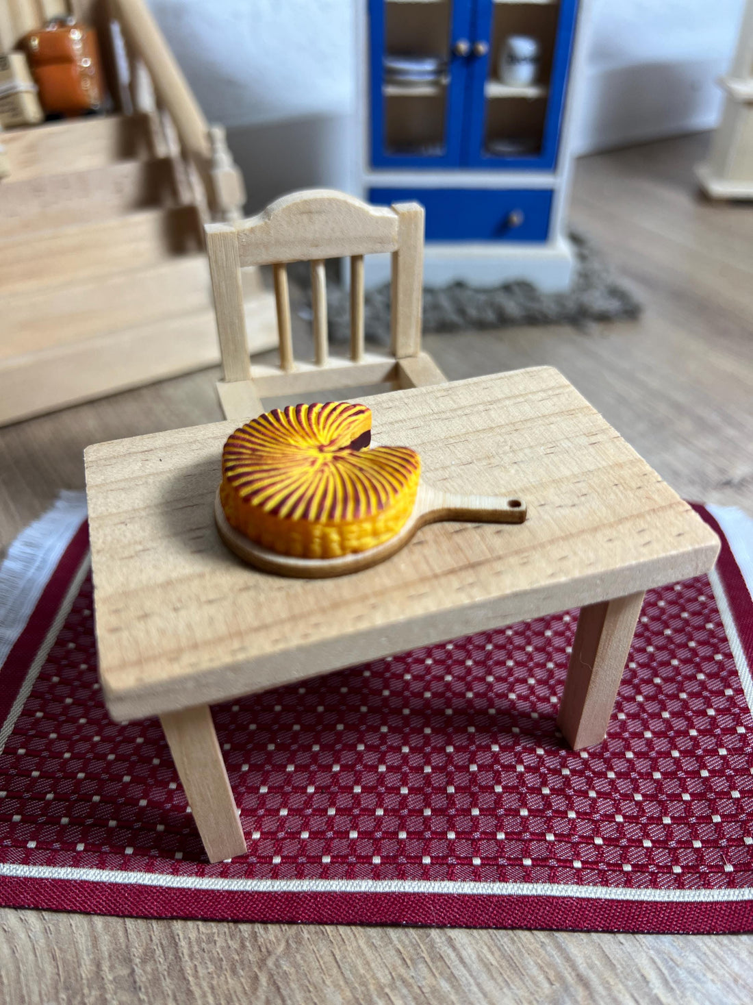 Wichtel Kuchen auf Holzbrett Miniatur ca. 3cm