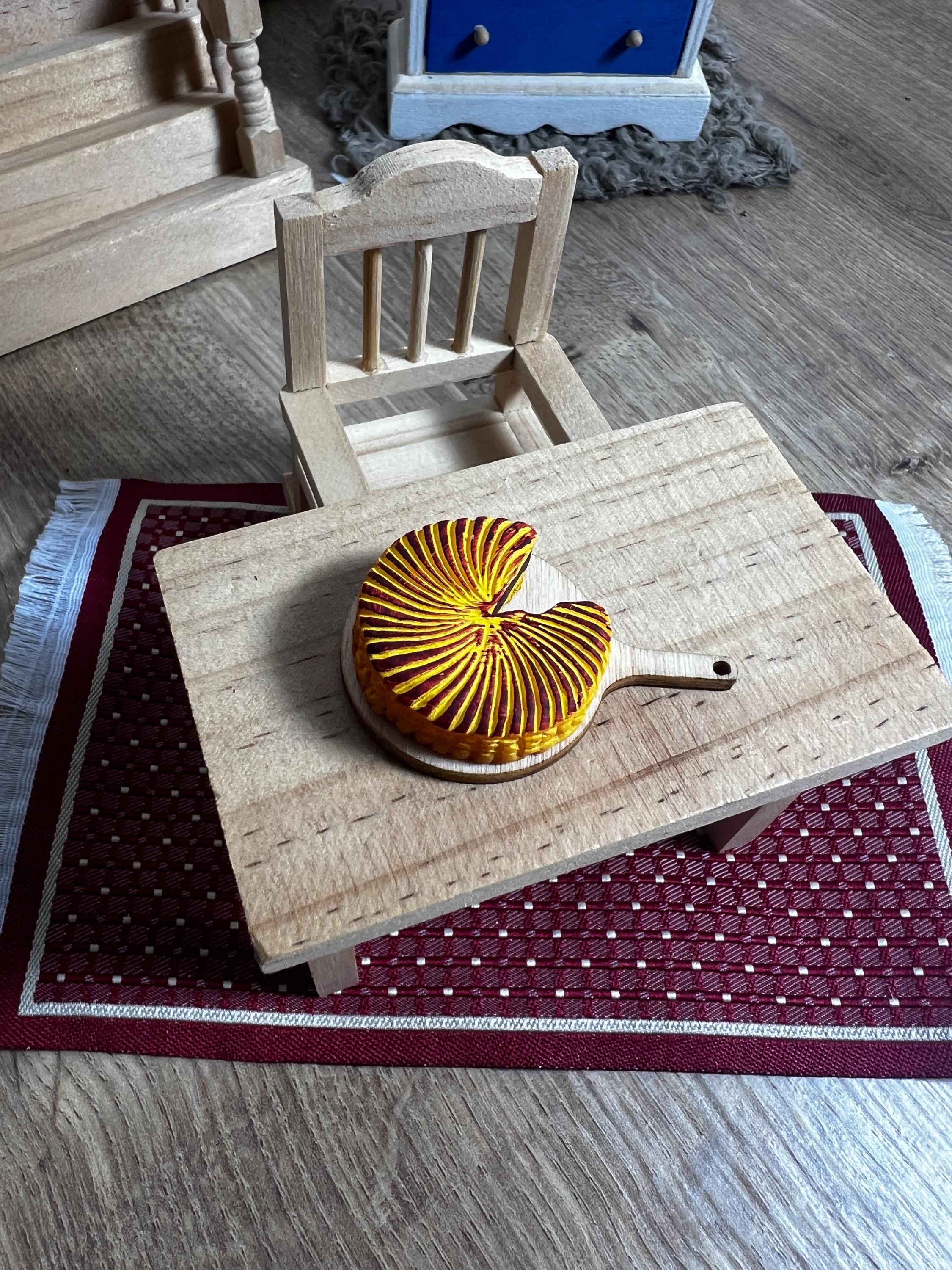 Wichtel Kuchen auf Holzbrett Miniatur ca. 3cm