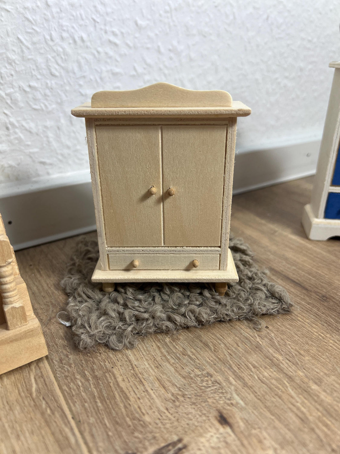Wichtel Kleider Schrank aus Holz Miniatur