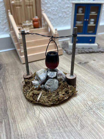 Wichtel Feuerstelle mit Kessel - leuchtet mit Licht Miniatur