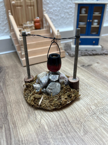 Wichtel Feuerstelle mit Kessel - leuchtet mit Licht Miniatur