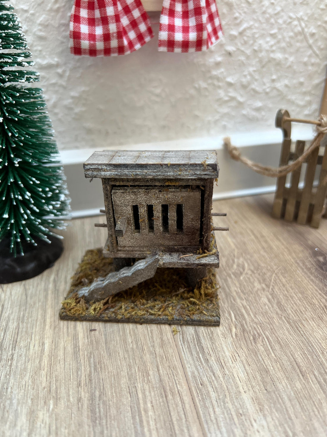 Wichtel Hühnerstall ca. 7 cm aus Holz zum Öffnen in Miniatur Haustier Hühner Stall Stroh Größe ca. 7 cm