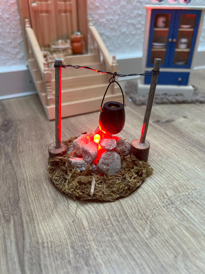 Wichtel Feuerstelle mit Kessel - leuchtet mit Licht Miniatur