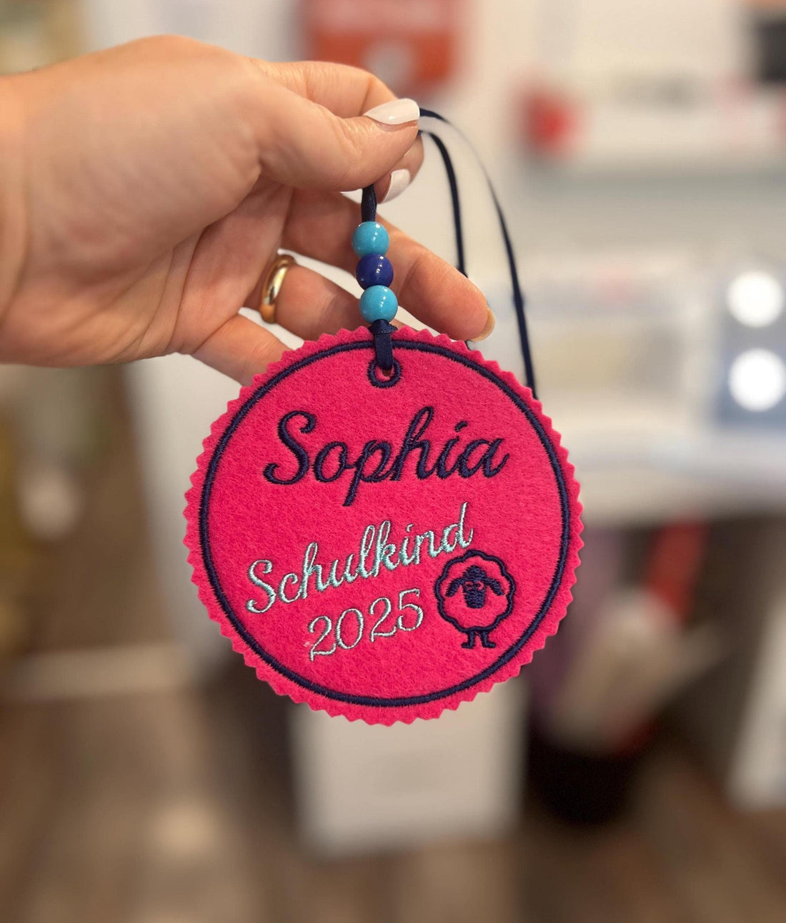 Personalisierter Anhänger für Schultüte |mit Name und Motiv hochwertig bestickt | zum Befestigen an der Schultüte oder Schulranzen Tornister