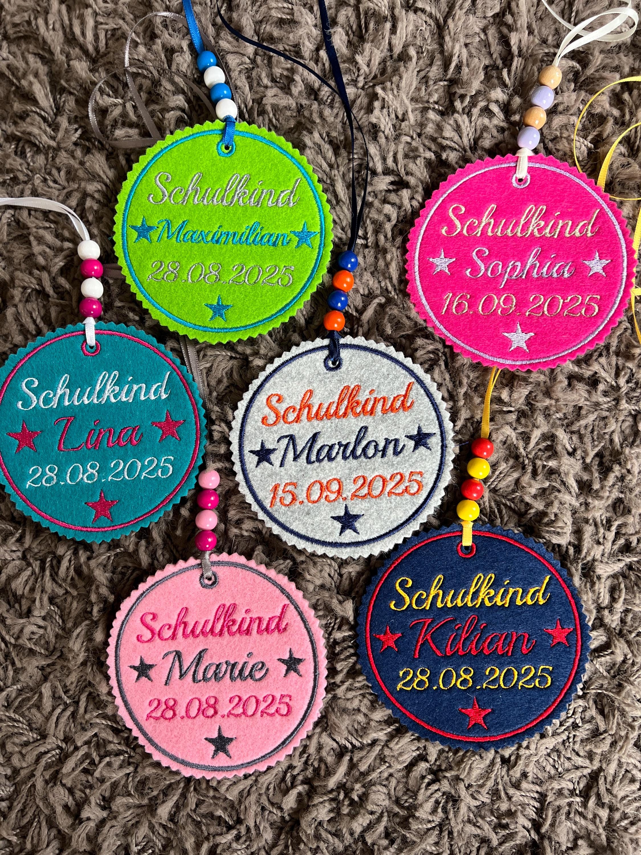 Personalisierter Anhänger für Schultüte |mit Name des Kindes und Datum der Einschulung hochwertig bestickt | zum Befestigen an Schultüte