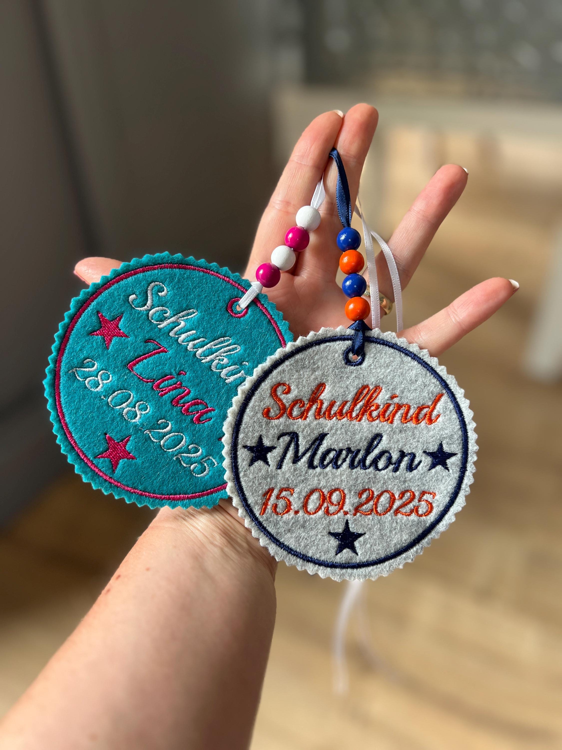 Anhänger für Schultüte mit Name des Kindes und Datum der Einschulung hochwertig bestickt zum Befestigen an Schultüte personalisiert