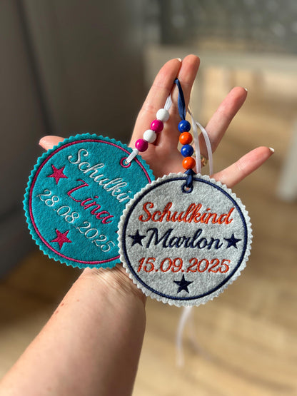 Anhänger für Schultüte mit Name des Kindes und Datum der Einschulung hochwertig bestickt zum Befestigen an Schultüte personalisiert