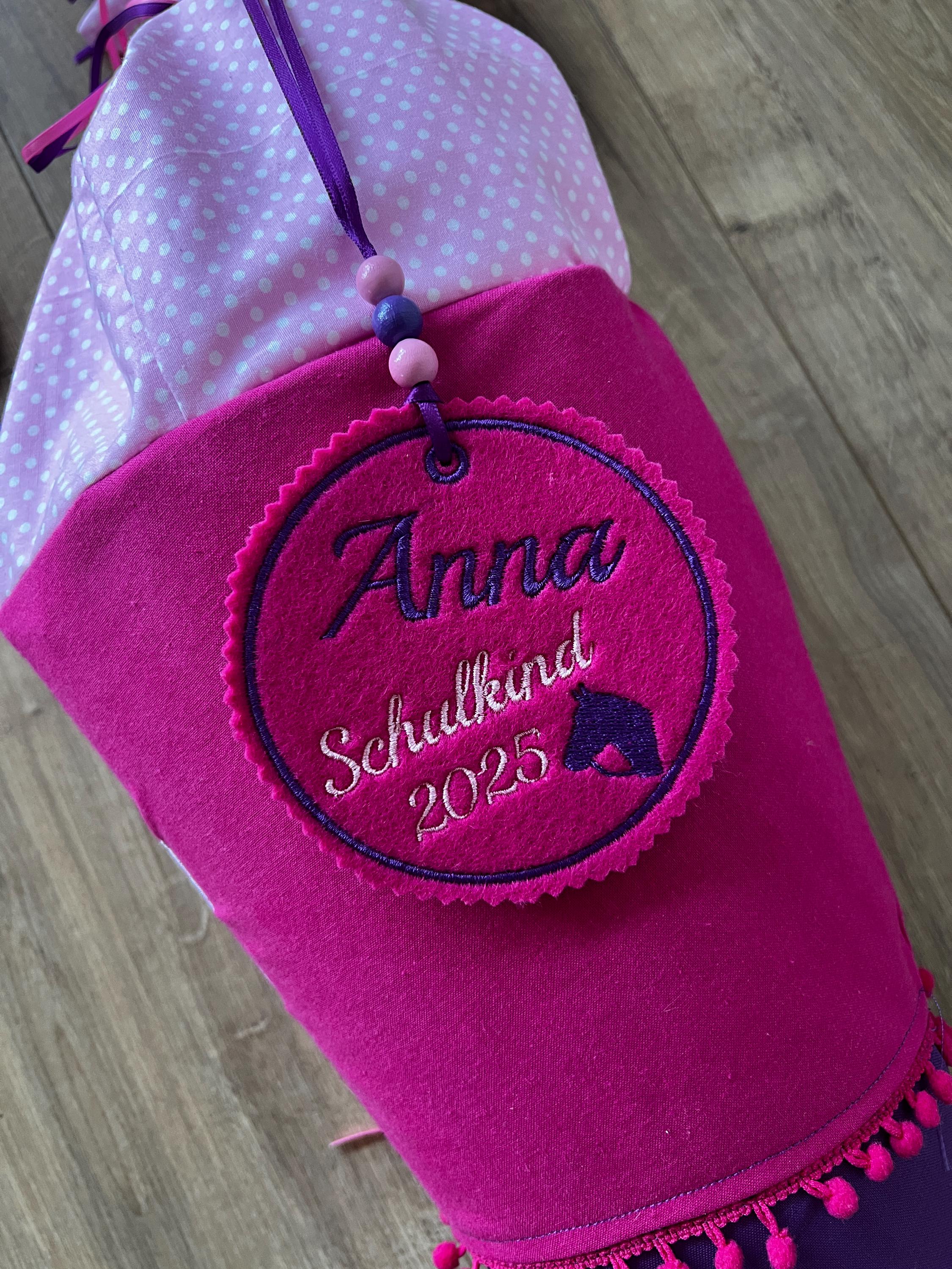 Personalisierter Anhänger für Schultüte |mit Name und Motiv hochwertig bestickt | zum Befestigen an der Schultüte mit Rückseite