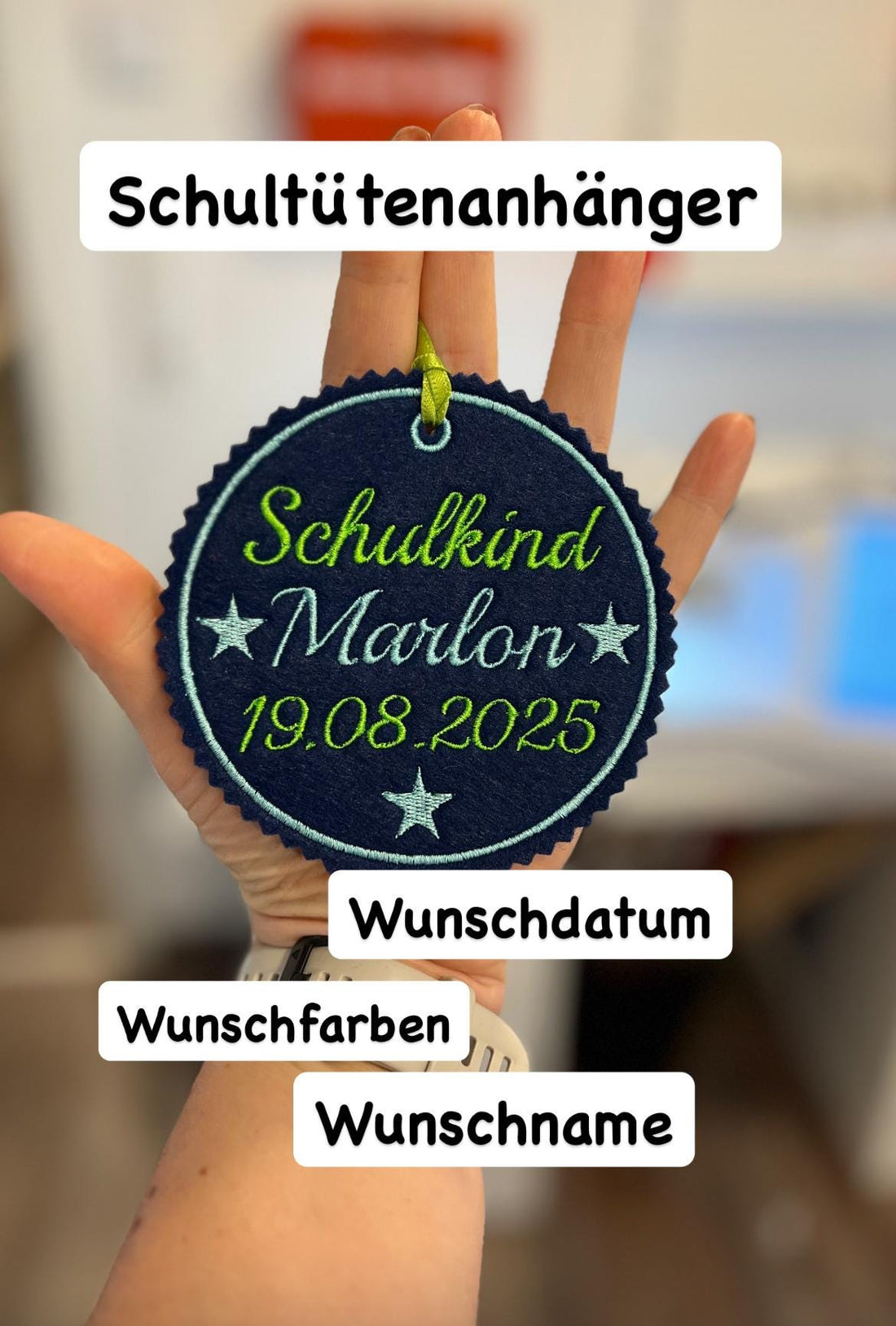 Personalisierter Anhänger für Schultüte |mit Name des Kindes und Datum der Einschulung hochwertig bestickt | zum Befestigen an Schultüte