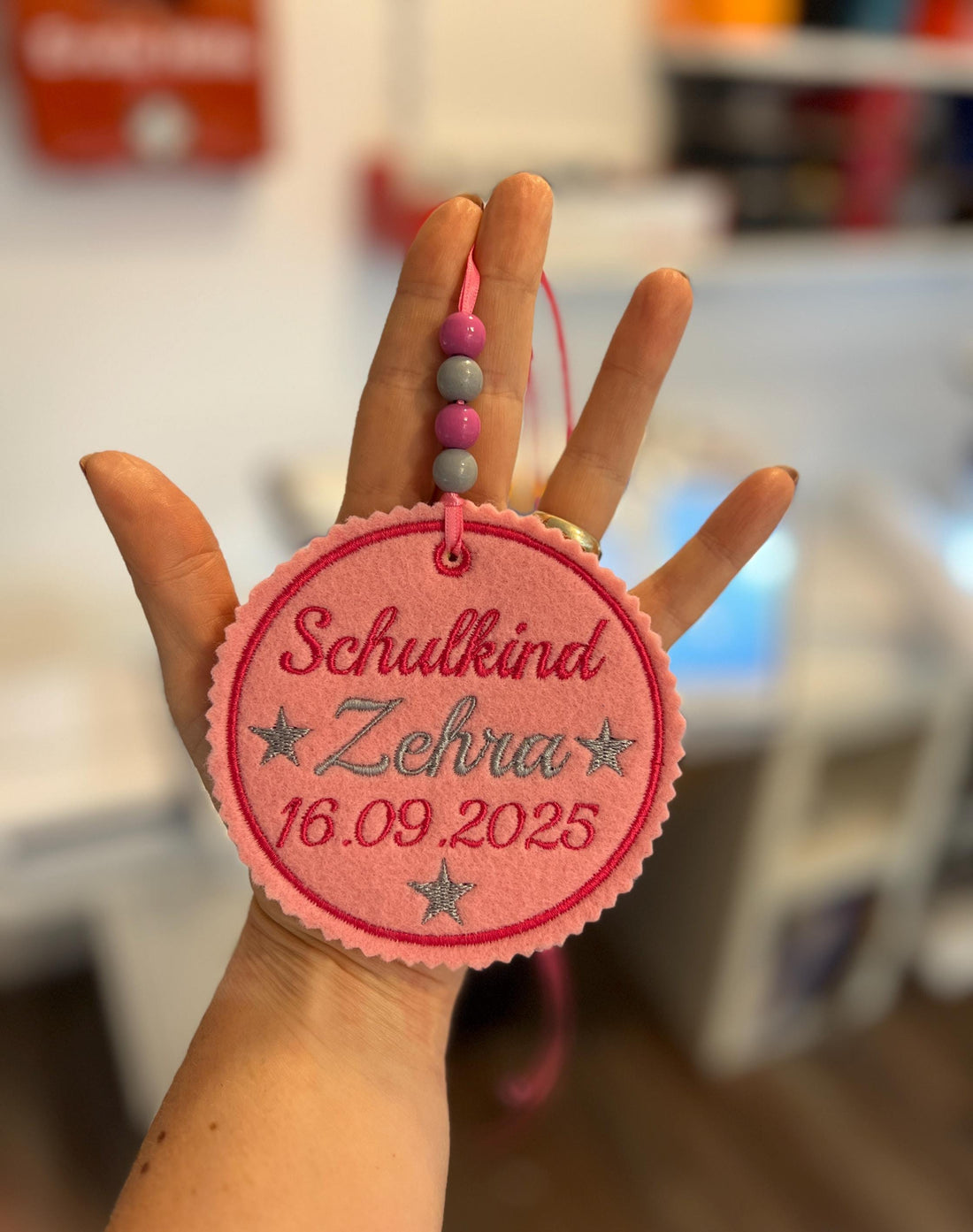 Personalisierter Anhänger für Schultüte |mit Name des Kindes und Datum der Einschulung hochwertig bestickt | zum Befestigen an Schultüte