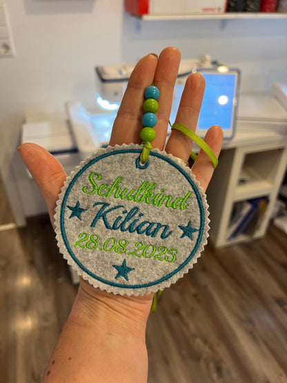 Anhänger für Schultüte mit Name des Kindes und Datum der Einschulung hochwertig bestickt zum Befestigen an Schultüte personalisiert