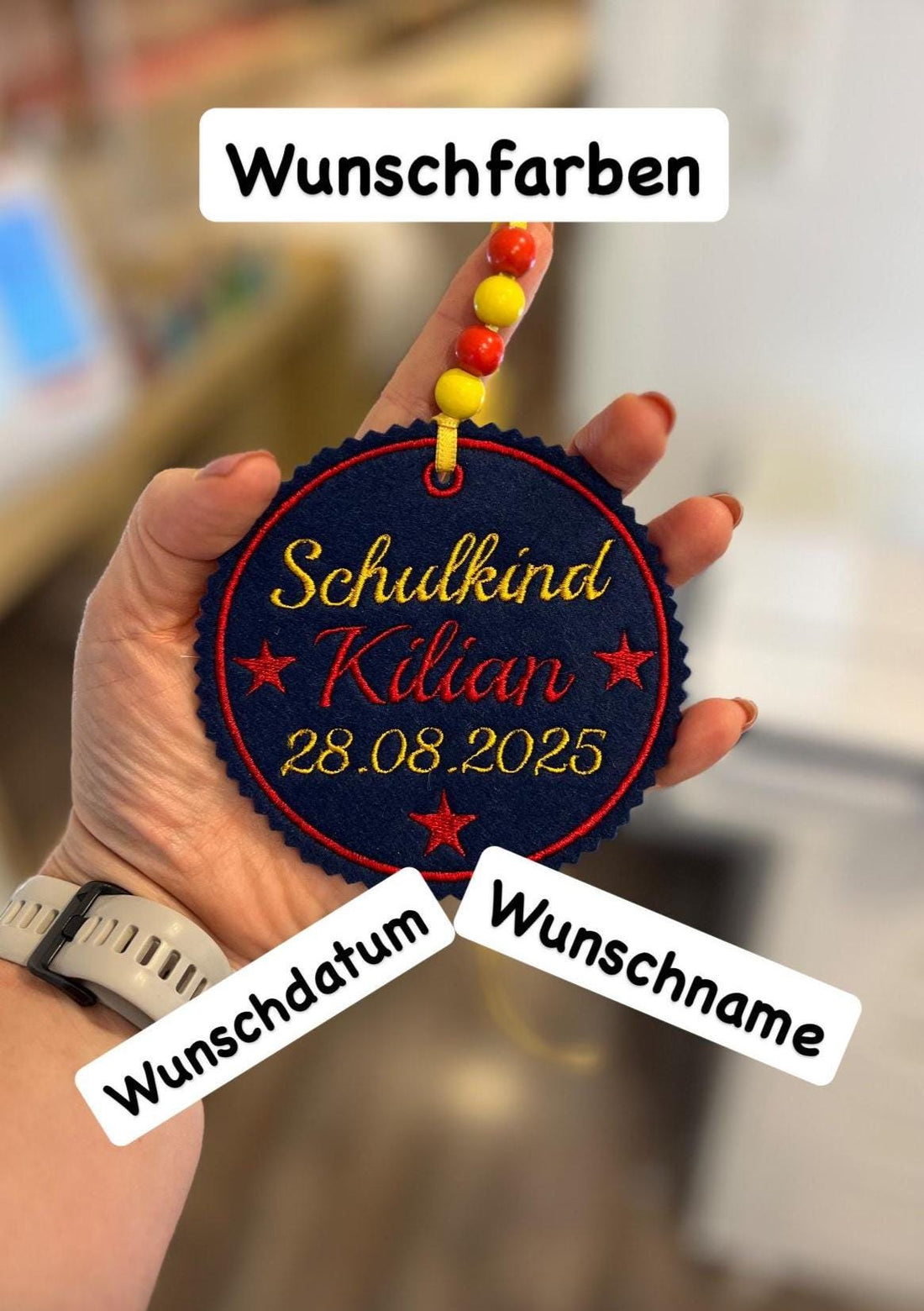 Personalisierter Anhänger für Schultüte |mit Name des Kindes und Datum der Einschulung hochwertig bestickt | zum Befestigen an Schultüte