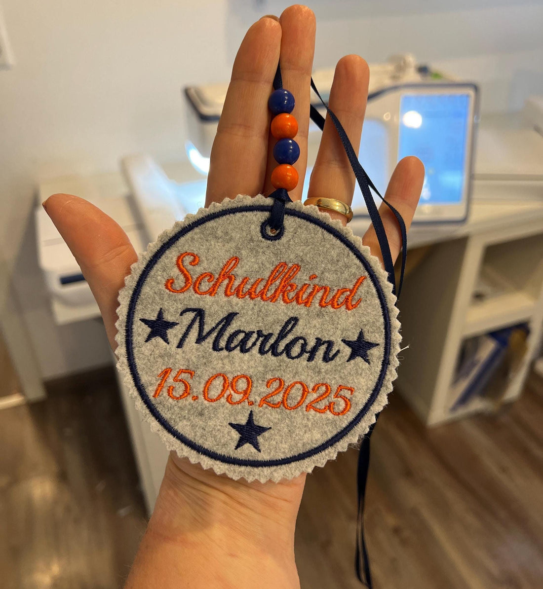 Personalisierter Anhänger für Schultüte |mit Name des Kindes und Datum der Einschulung hochwertig bestickt | zum Befestigen an Schultüte