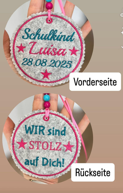 Personalisierter Anhänger für Schultüte |mit Name des Kindes und Datum der Einschulung hochwertig bestickt | zum Befestigen an Schultüte