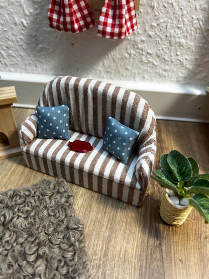 Wichtel Couch Sofa mit Stoffbezug in Miniatur Größe 11,6 cm x 4,5 cm x 8 cm