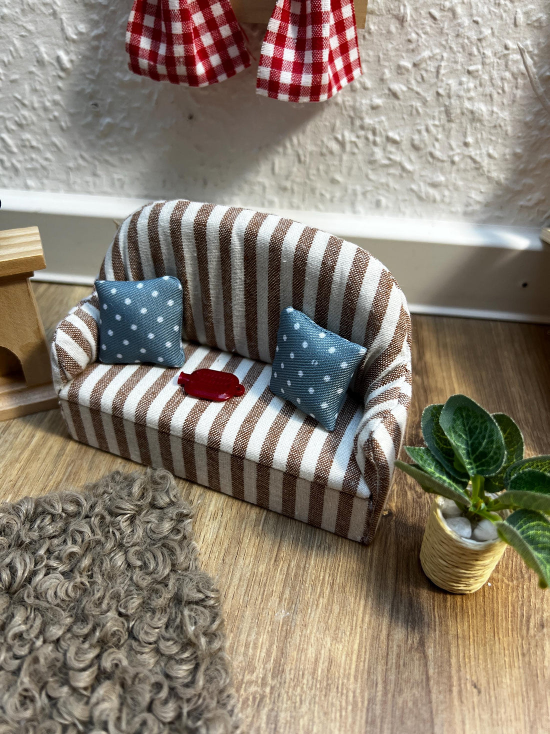 Wichtel Couch Sofa mit Stoffbezug in Miniatur Größe 11,6 cm x 4,5 cm x 8 cm