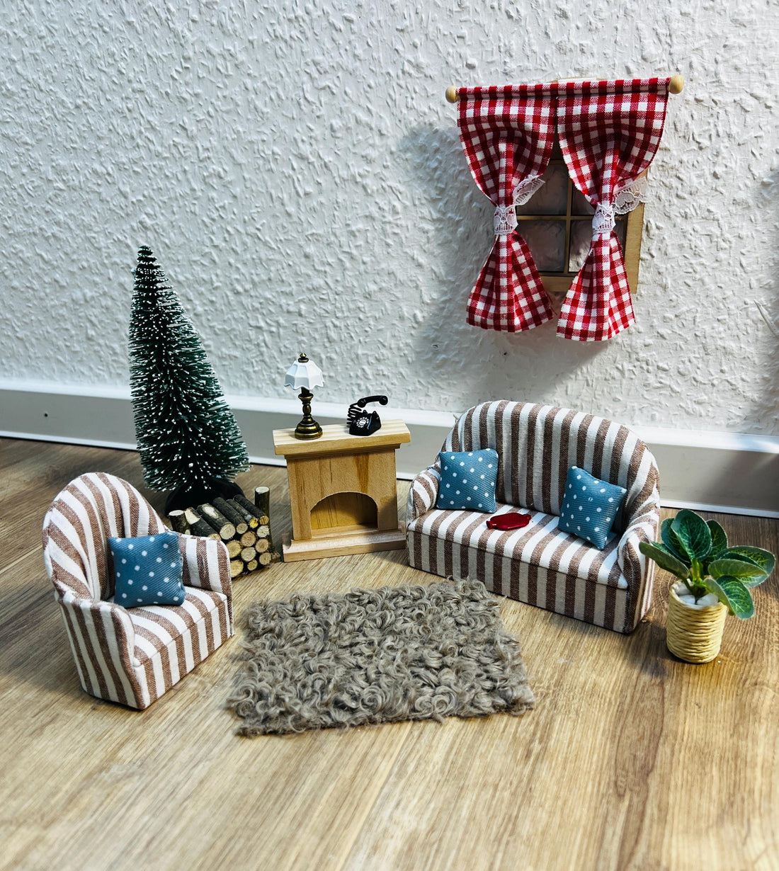 Wichtel Wohnzimmer Stube Miniatur Zubehör Couch Sofa Sessel Teppich Möbelstück Kamin Feuerholz Telefon Zimmerpflanze Stehlampe