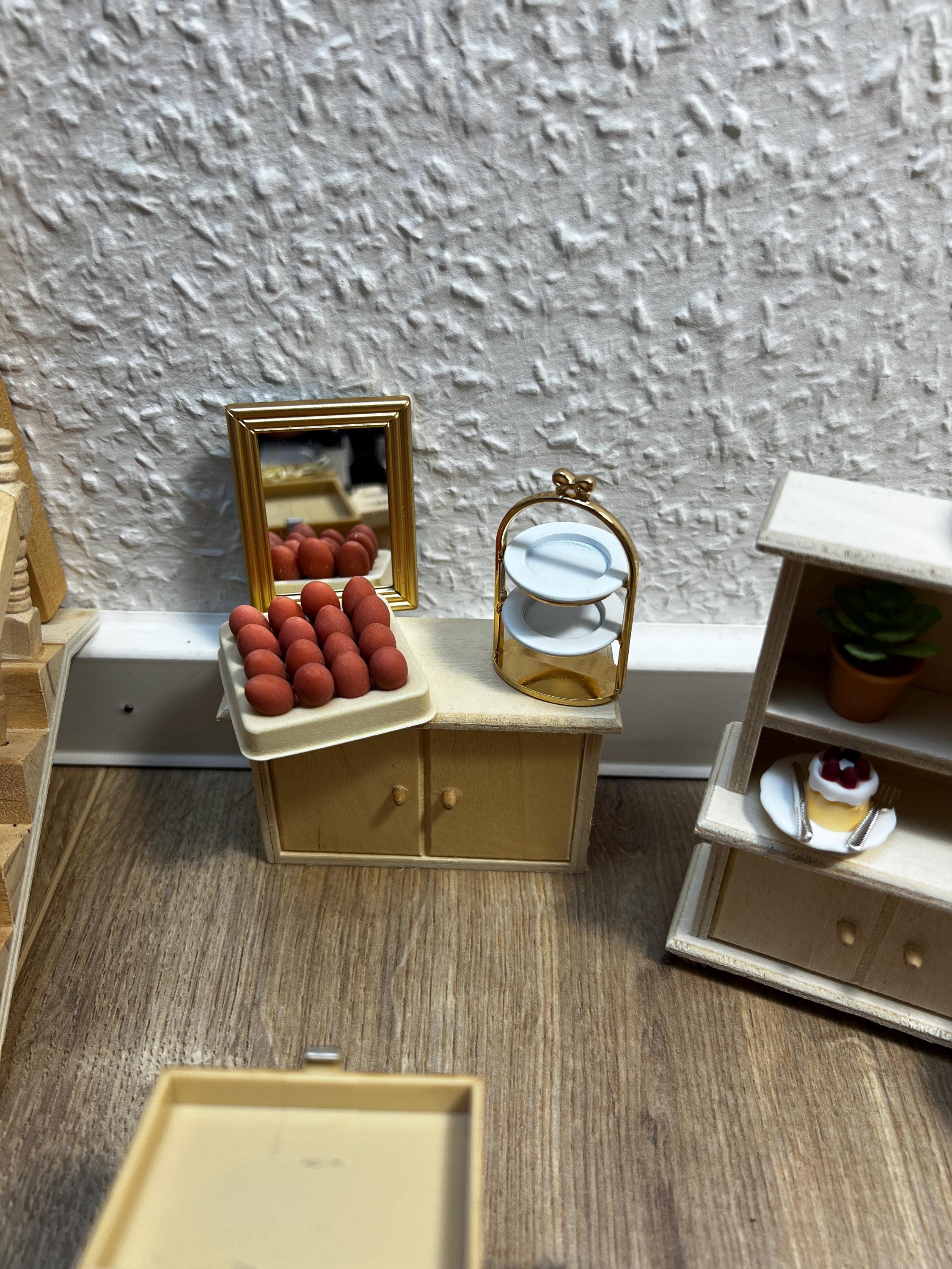 Wichtel Küche Zubehör Weinflasche Gläser Eier Kaffeemühle Torte Teller Besteck Gabel Messer Sideboard Schrank Tisch Bank Stuhl